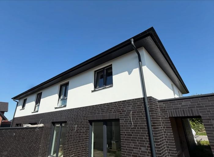 Frisch verputzte und gestrichene Fassade von Hoffmann Bau