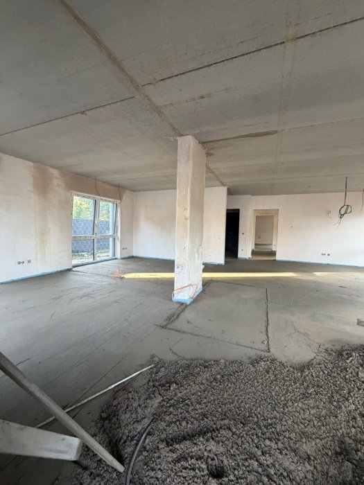 Frisch verlegter Zementestrich in einem Rohbau von Hoffmann Bau