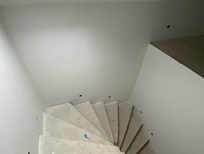 Fertig gestrichener Wohnraum von Hoffmann Bau